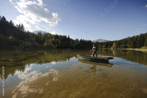 Fischer steht im Boot am Erlaufsee im Ötscherland