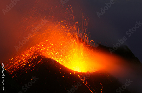Vulkanausbruch bei Nacht. Vulkan Stromboli