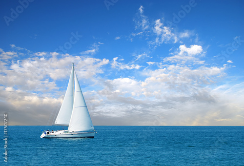 Fotografiet modern sail boat