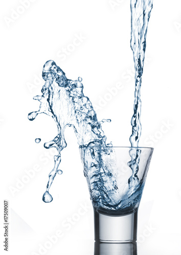 Wasser spritzt in Glas