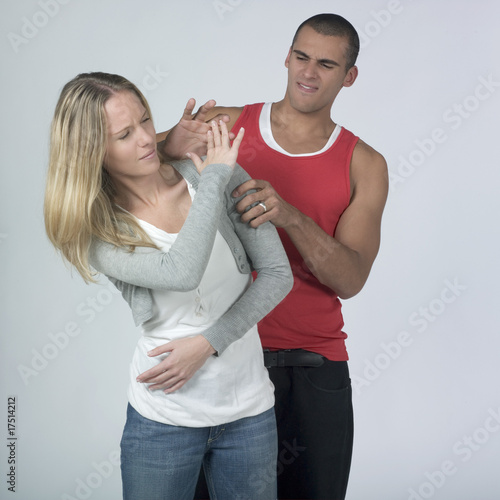 jeune couple mixte dispute photo