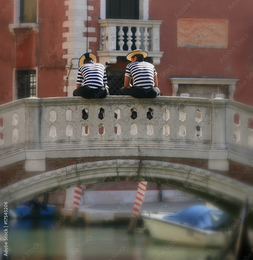 Naklejka premium gondolier sur le pont à Venise