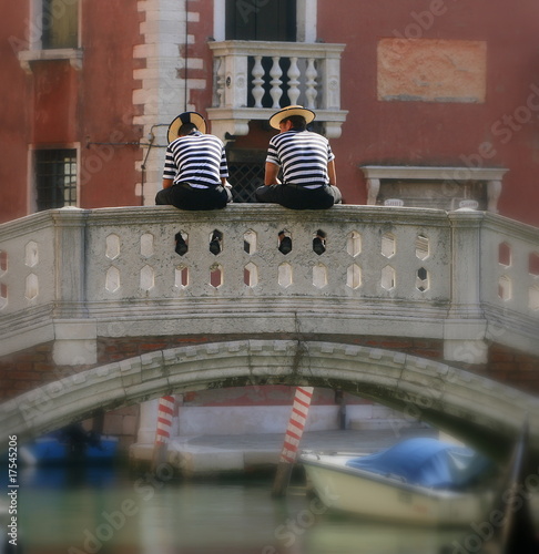 Canvas-taulu gondolier sur le pont à Venise