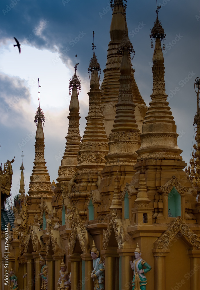 Fototapeta premium golden pagoda