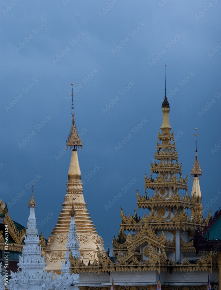 Fototapeta premium golden pagoda