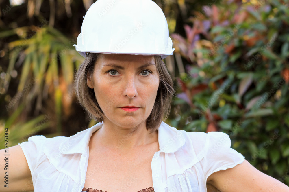 femme avec son casque de chantier