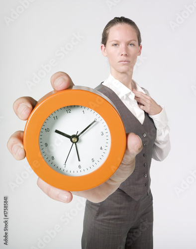 femme d'affaires sérieuse horloge photo