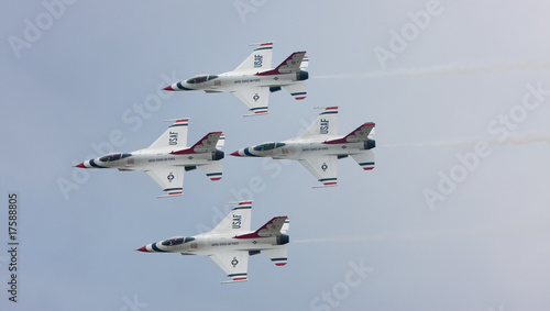 Obraz na płótnie The U.S. Air Force F-16 Thunderbirds fly in diamond formation