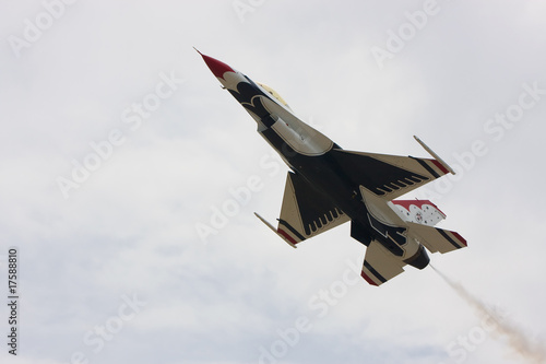 Wallpaper Mural The U.S. Air Force F-16 Thunderbirds zooming pass