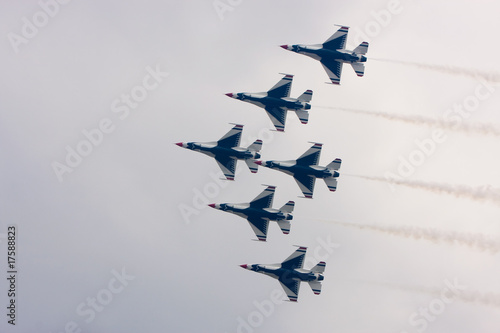 Obraz na płótnie The U.S. Air Force F-16 Thunderbirds fly in formation