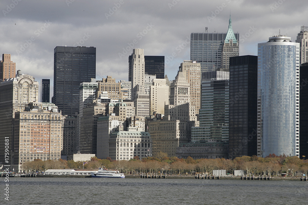Obraz premium Scenic skyline view of Midtown Manhattan from across the East River in Queens, New York City
