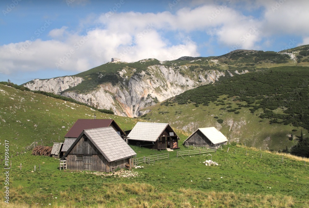 chalets on the way from Heukuppe to Habsburk mountain hut