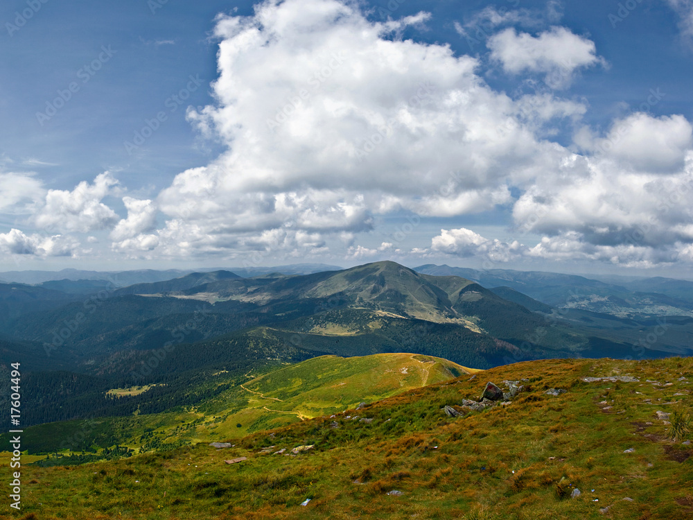 Fototapeta premium dolina górska z pochmurnego nieba