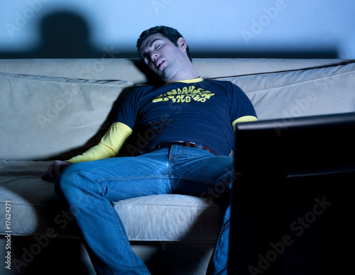 jeune homme dormir télévision obscurité photo