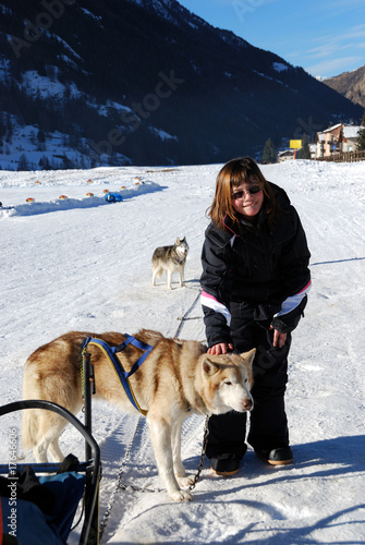 Ragazza che accarezza un husky photo