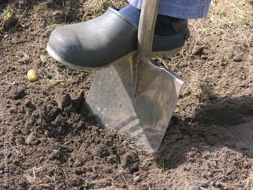 Auschnitt Mann mit Spaten bei der Arbeit im Garten