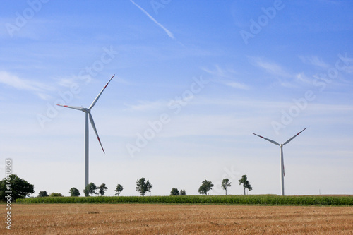 Zwei Windräder auf einem Feld