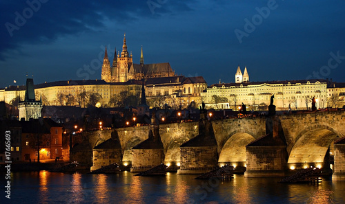 Foto Charles bridge and Prague castle night panorama