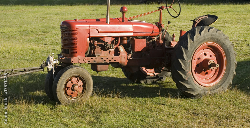Obraz premium old red tractor