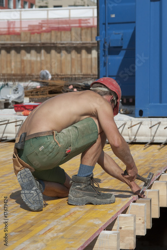 Bauarbeiter montiert Betonschalung