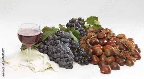Vino novello con uva e castagne