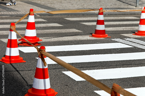 Schutzweg einer Straße wird neu markiert