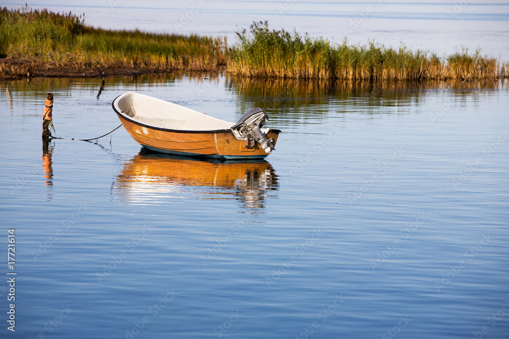 Obraz premium Ruderboot mit Motor