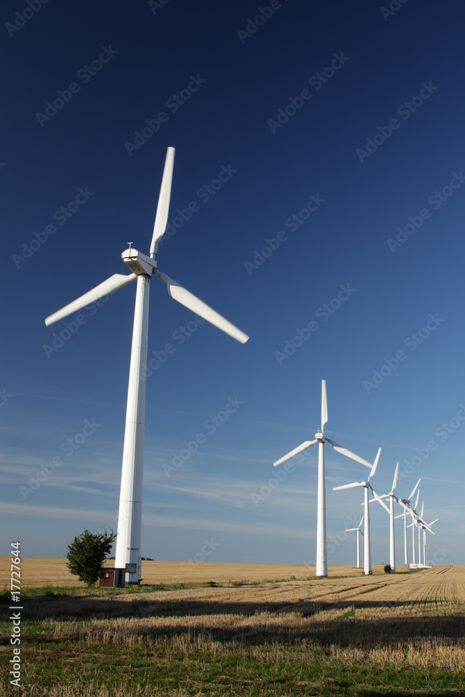 Windräder auf einem Feld in Nordvorpommern Windräder auf einem Feld in Nordvorpommern
