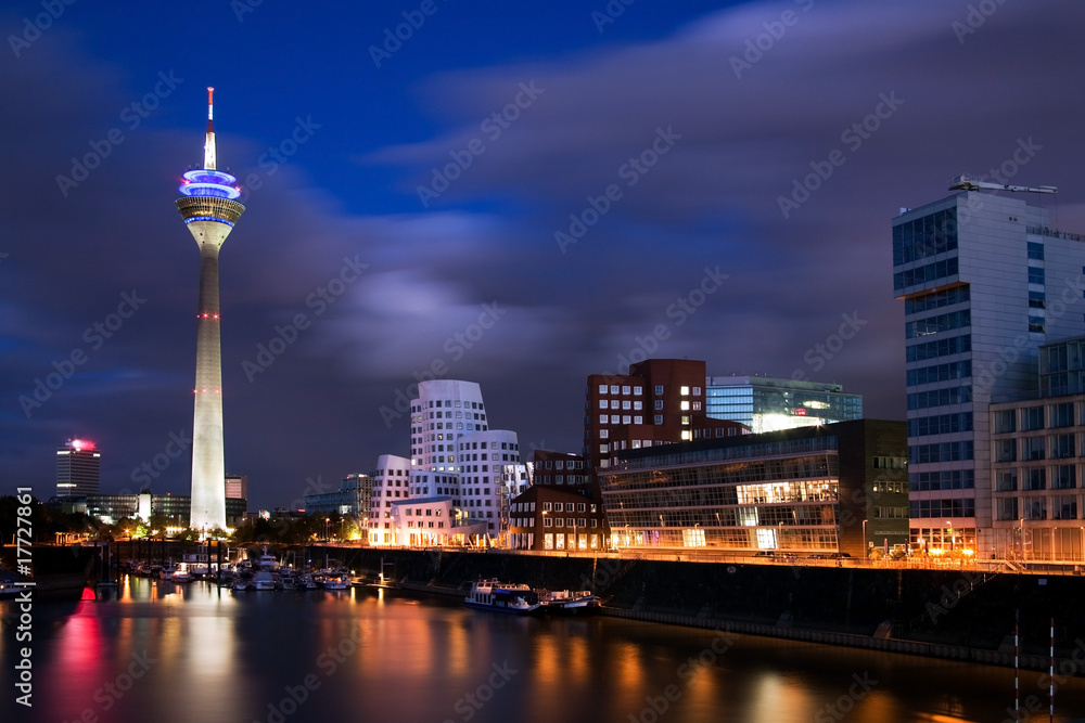 Blaue Stunde in Düsseldorf