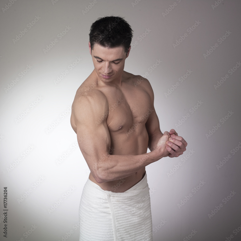 jeune homme musclé montrant son biceps