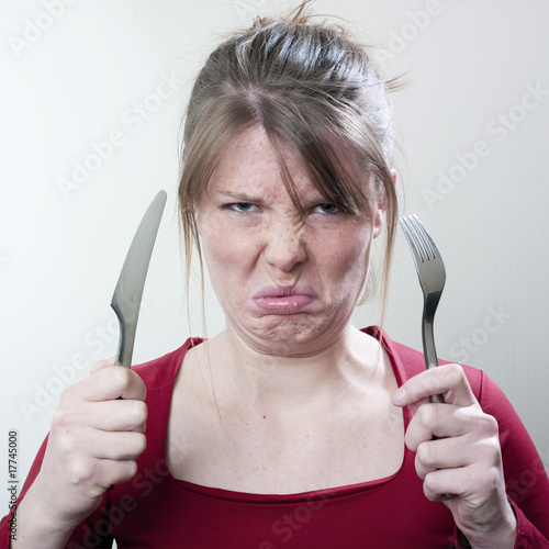 jeune fille nourriture couverts grimace