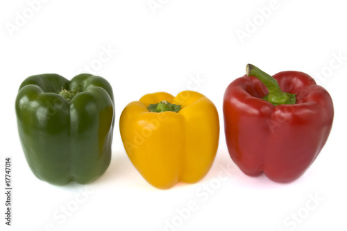 Grüne, gelbe und rote Paprika isoliert