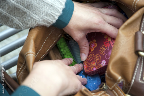 Canvastavla Frauenhände in der Handtasche