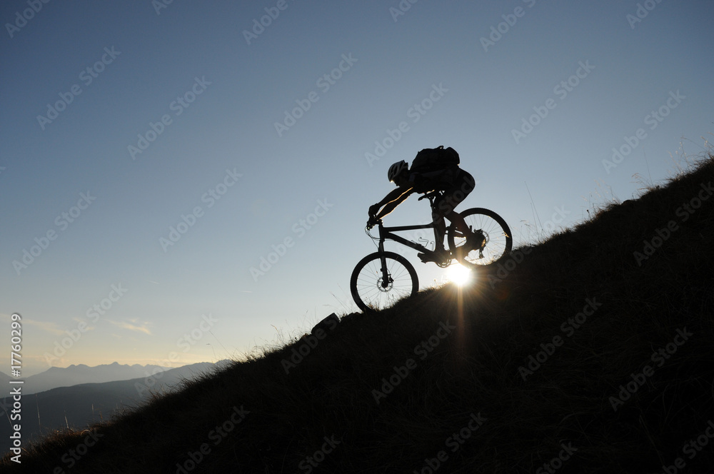 Naklejka premium berg rad silhouette bei abfährts fahren