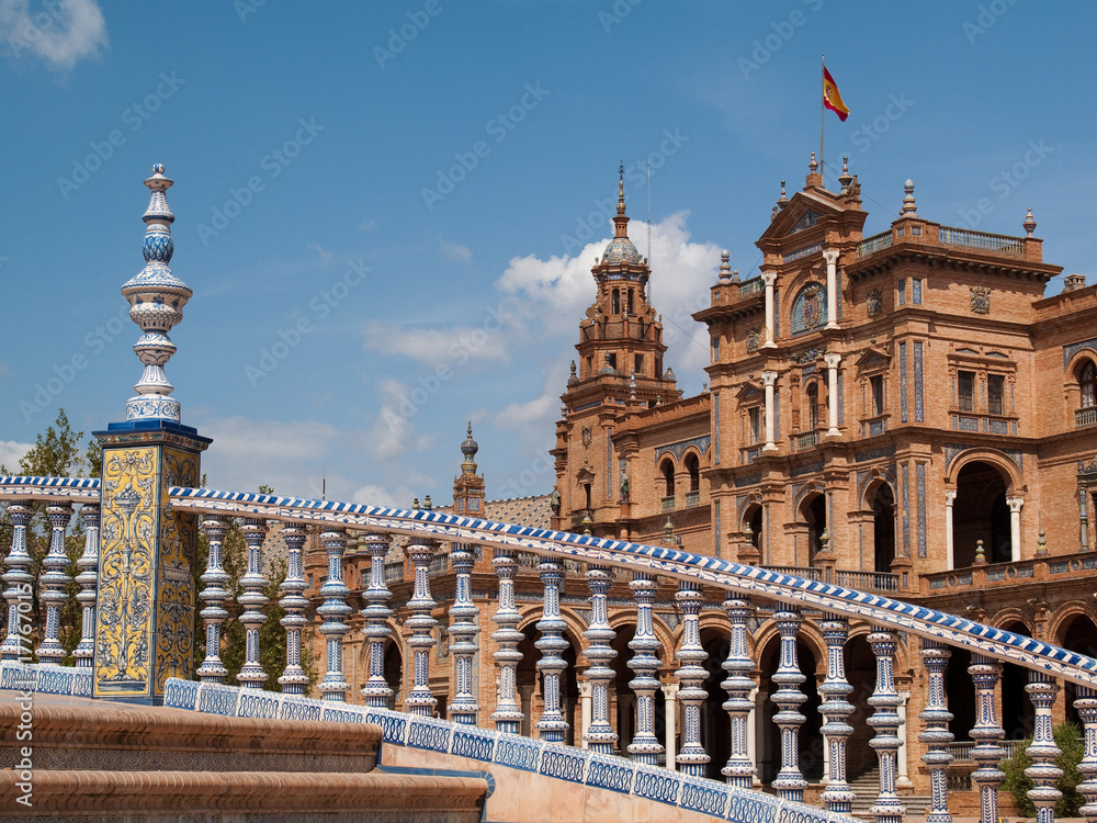 Détails des escaliers décorés sur la place d'Espagne de Séville