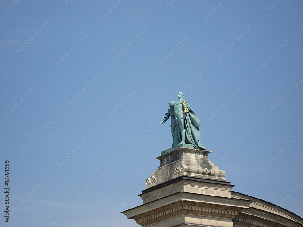 statua- piazza degli eroi-budapest