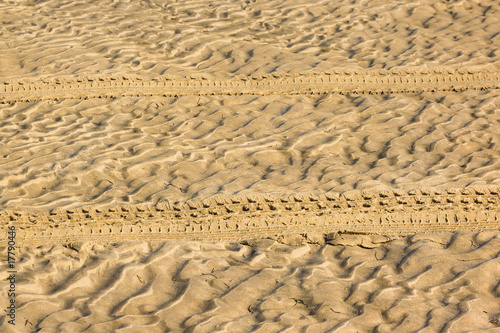 traces d'un 4x4 dans le sable photo