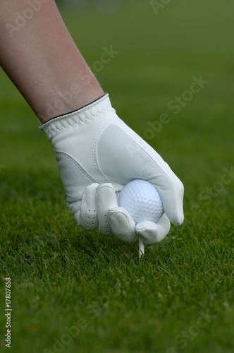 Hand eines Golfspieler tee off ball