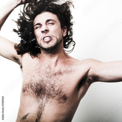 jeune homme crise de folie grimace