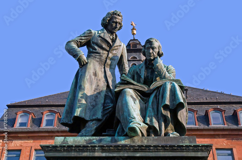 gebrüder grimm vor rathausturm