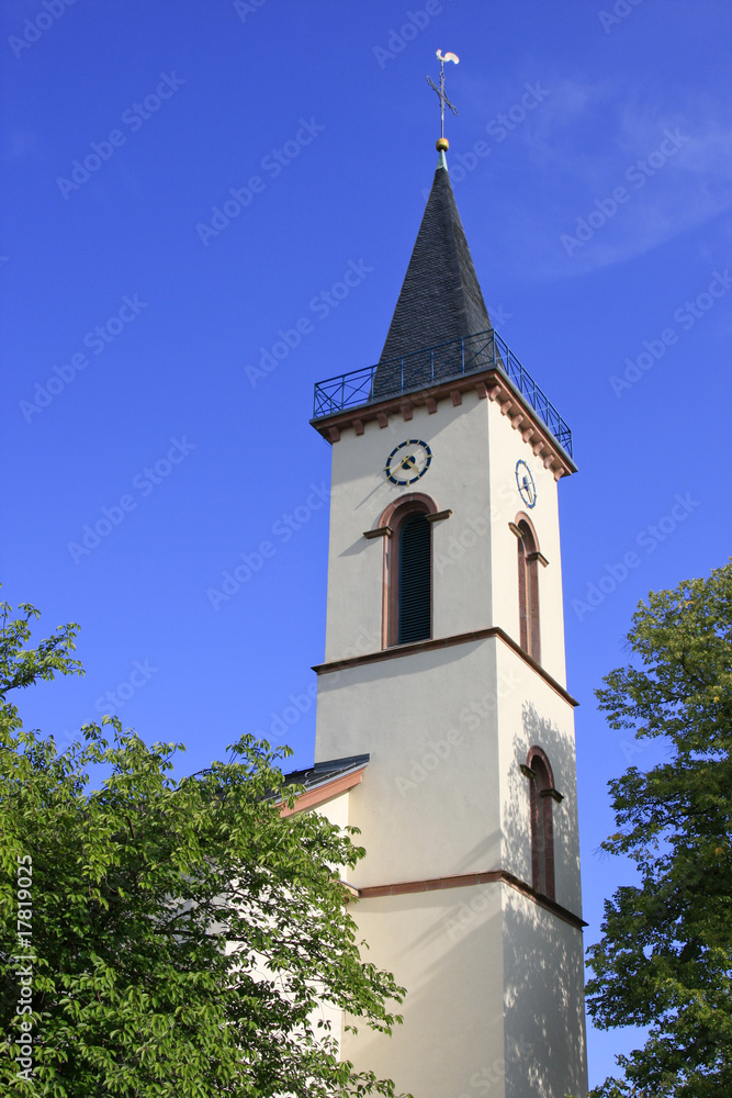 Kirchturmspitze mit Turmuhr