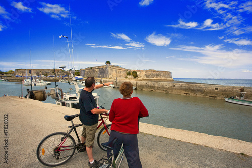 france,charente maritime,oléron,le chateau  : touristes en vélo