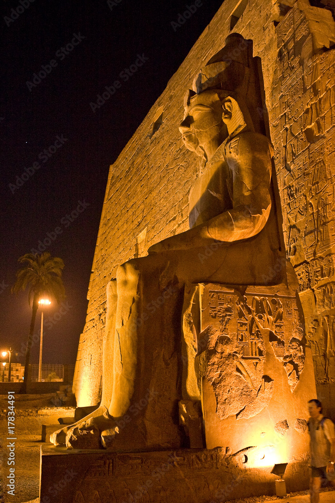 Ramses bei Nacht