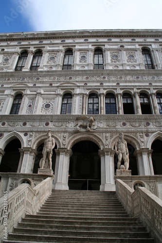 escalier dans la cour du Palais des Doges-Venise © Somwaya