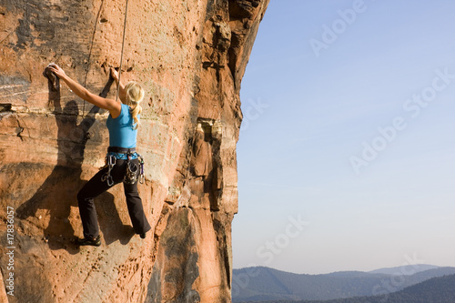 Junge Frau klettert photo