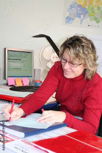 Jeune femme à son bureau photo