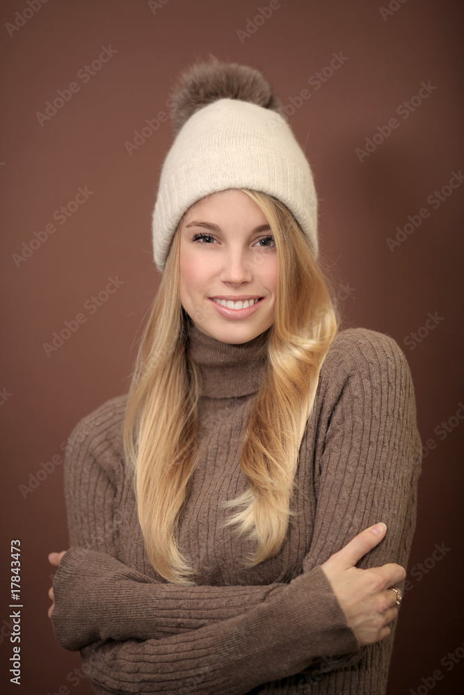 winter frau im mantel und mütze winter frau im mantel und mütze