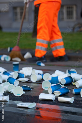 Φωτογραφία paper cups cleaned by garbageman