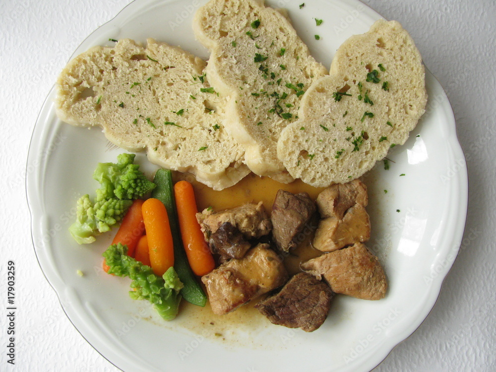 Böhmische Knödel mit Gulasch und Mischgemüse Stock Photo Adobe Stock