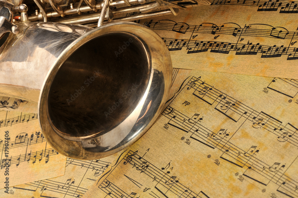 Obraz premium Old saxophone and notes